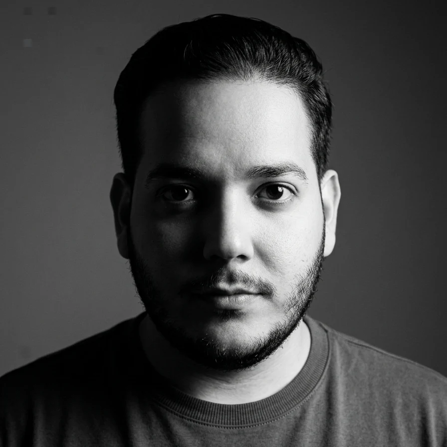 Retrato profesional de Yosdelvis de la Rosa Vega, fundador de YRV Design